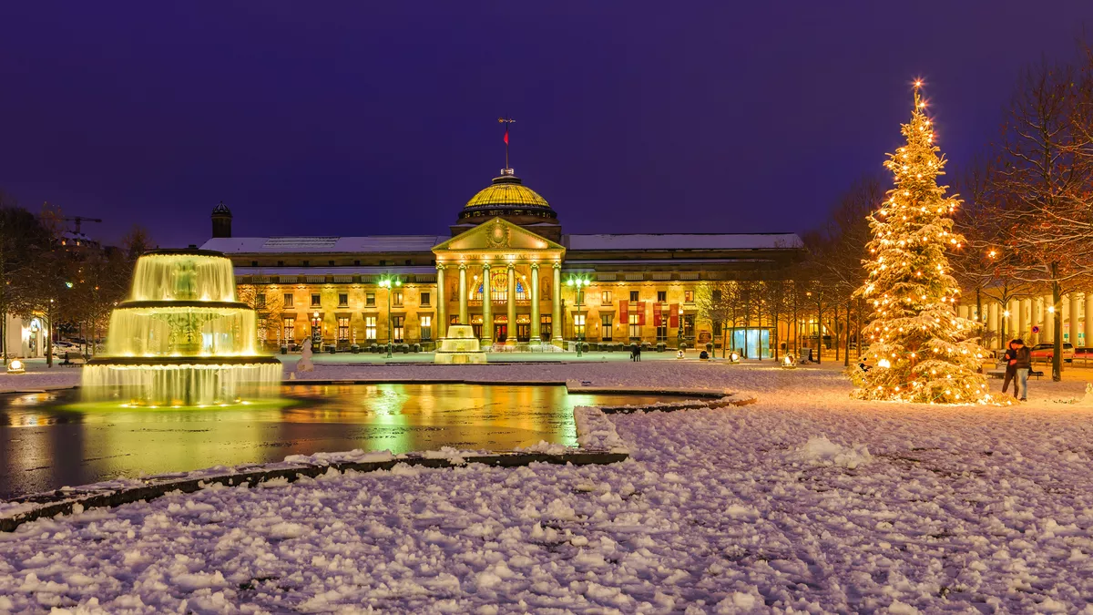 Kurhaus in Wiesbaden zur Weihnachtszeit, Deutschland - © Branko Srot - stock.adobe.com