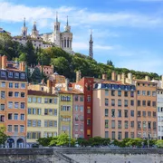 Bunte Häuser entlang des Saône-Ufers, Lyon