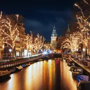 die Spiegelgracht in der Altstadt von Amsterdam mit dem Rijksmuseum im Hintergrund