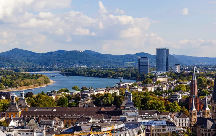 © travelview - stock.adobe.com - Luftaufnahme von Bonn