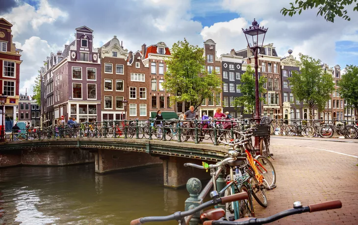 © adisa - stock.adobe.com - Canal in Amsterdam