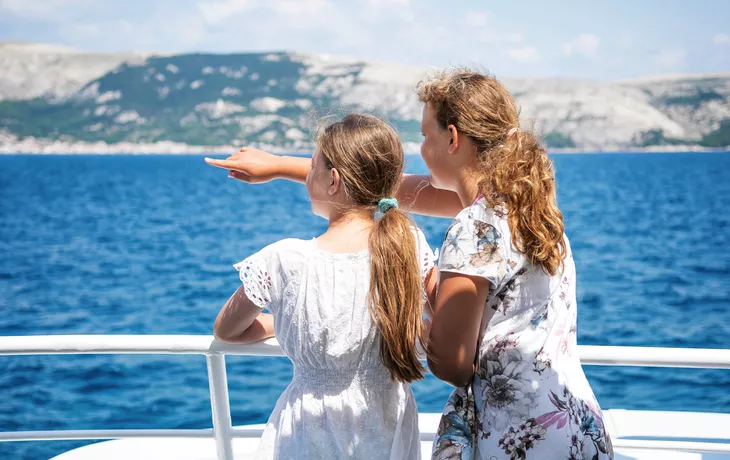 Mädchen stehen auf dem Deck eines Schiffes - © fotoyou - stock.adobe.com