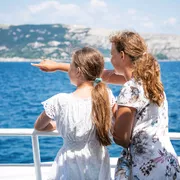 Mädchen stehen auf dem Deck eines Schiffes