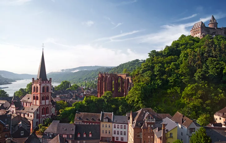 © mojolo - stock.adobe.com - Bacharach am Rhein mit Wernerkapelle und Burg Stahleck