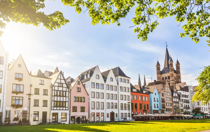 © william87 - stock.adobe.com - die historischen Stapelhäuschen am Fischmarkt in der Altstadt von Köln