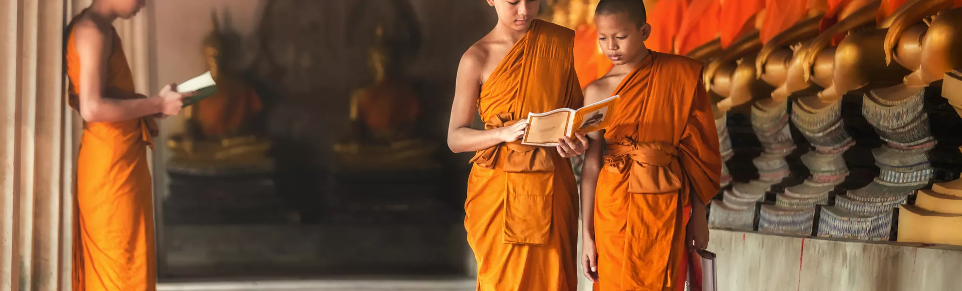Junge buddhistische Mönche - © santiphoto - stock.adobe.com