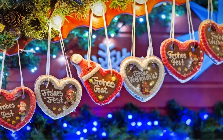 © moofushi - stock.adobe.com - Lebkuchenherze in einer Reihe auf Weihnachtsmarkt