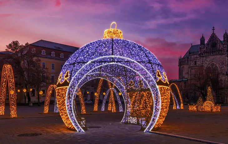 © Uwe Graf - stock.adobe.com - begehbare Weihnachtskugel auf dem Magdeburger Weihnachtsmarkt