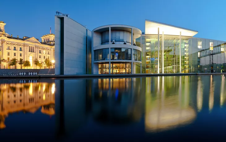 © draghicich - stock.adobe.com - Panorama des Reichstags und des Reichstagufers in Berlin