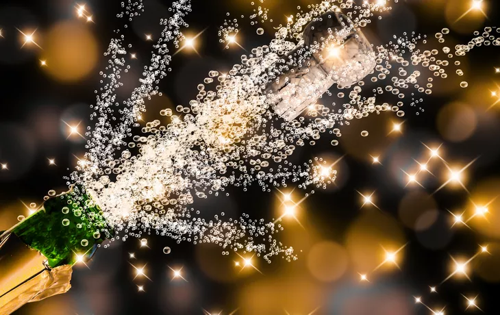 © winyu - stock.adobe.com - Sektflasche