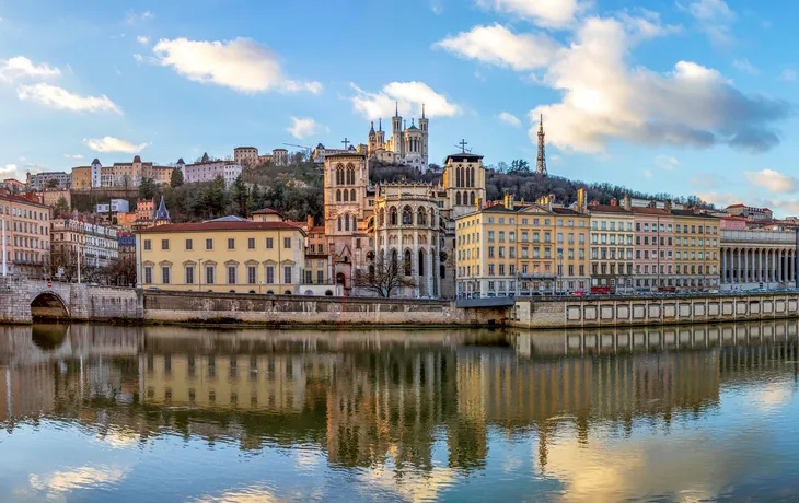 © nomadkate - stock.adobe.com - Kathedrale Saint Jean und Basilika Notre-Dame de Fourvière in Lyon