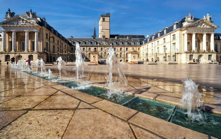© HeinzWaldukat - stock.adobe.com - Stadtzentrum von Dijon: der Herzogspalast