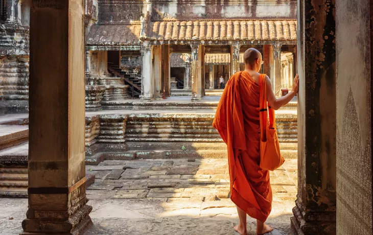 ©efired - stock.adobe.com - Moine bouddhiste explorant les cours d'Angkor Wat, Siem Reap