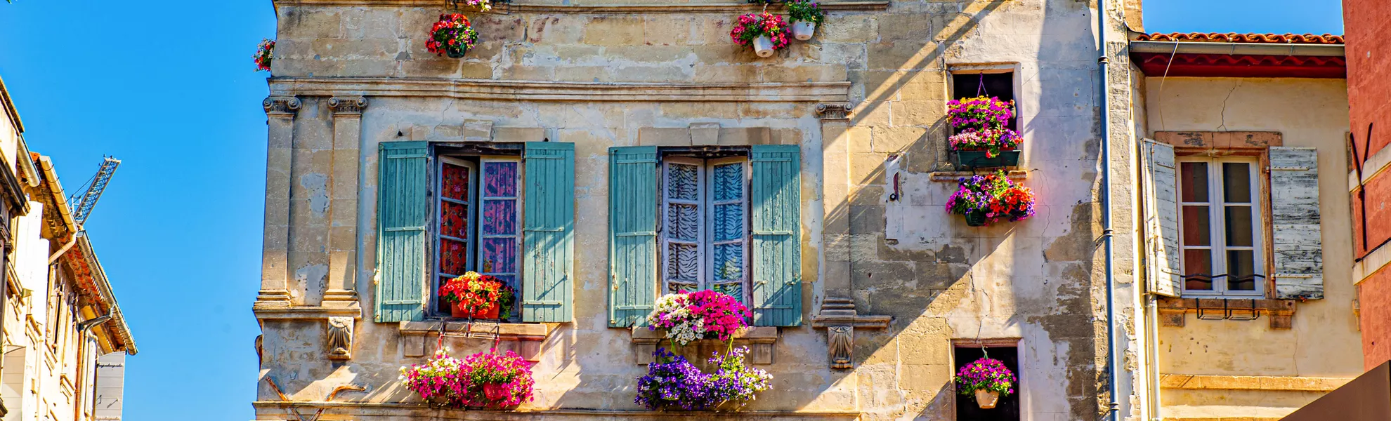 Fensterläden und Blumenkästen in Arles - © Acker - stock.adobe.com