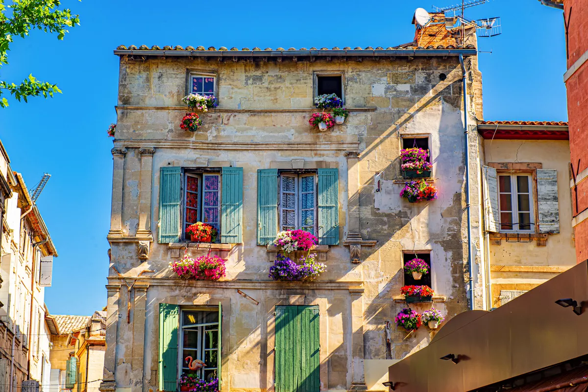 Fensterläden und Blumenkästen in Arles - © Acker - stock.adobe.com