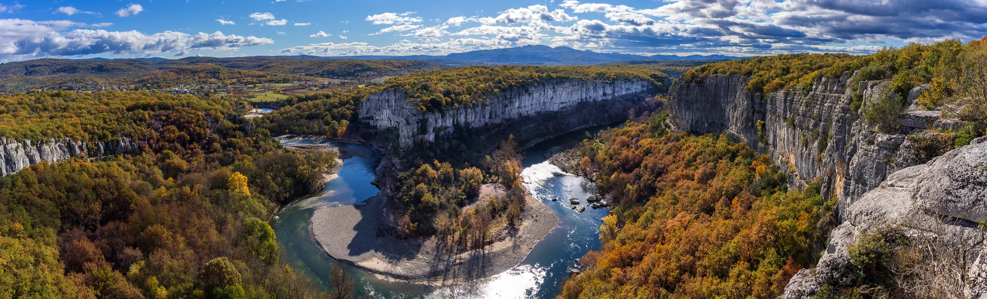 Frankreich bei der Ardèche - © Volker Loche - stock.adobe.com
