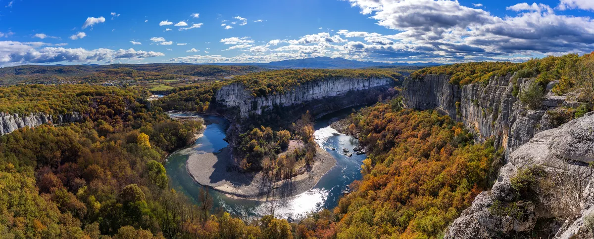 Frankreich bei der Ardèche - © Volker Loche - stock.adobe.com