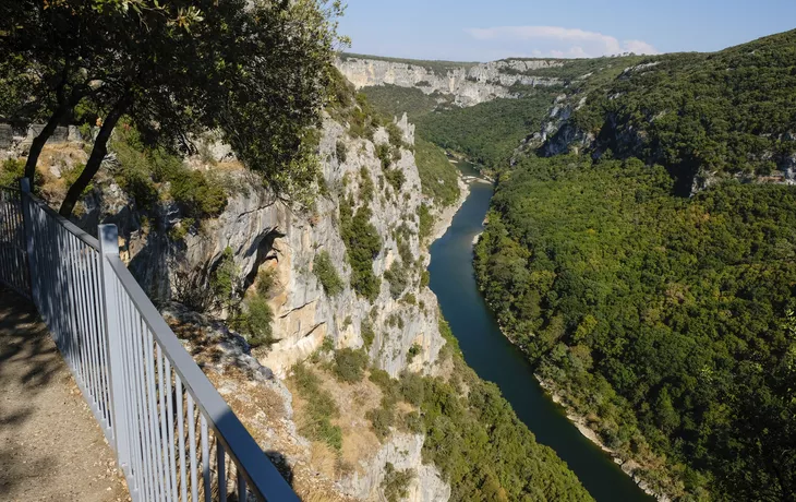 © Ganna Zelinska - stock.adobe.com - Aussicht von der Grotte de la Madeleine, Ardèche Schlucht