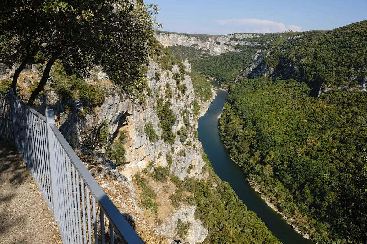 Aussicht von der Grotte de la Madeleine, Ardèche Schlucht - © Ganna Zelinska - stock.adobe.com