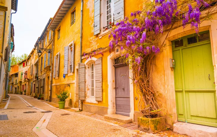 © romas_ph - stock.adobe.com - Blick auf eine schmale Straße im historischen Zentrum von Arles