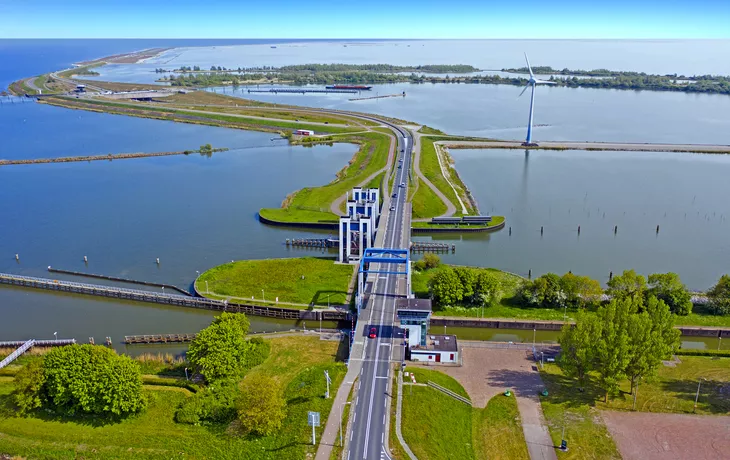 © Nataraj - stock.adobe.com - Luftaufnahme vom Deich zwischen Enkhuizen und Lelystad in den Niederlanden