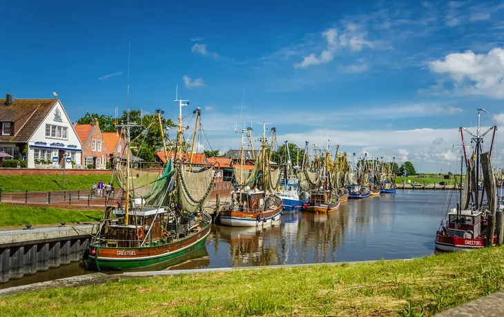 © luna1904 - stock.adobe.com - Hafen von Greetsiel