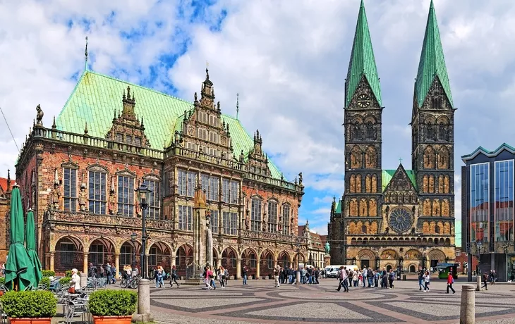 © Mikhail Markovskiy - stock.adobe.com - Panoramablick auf den Bremer Marktplatz mit Rathaus und Bremer Dom, Deutschland