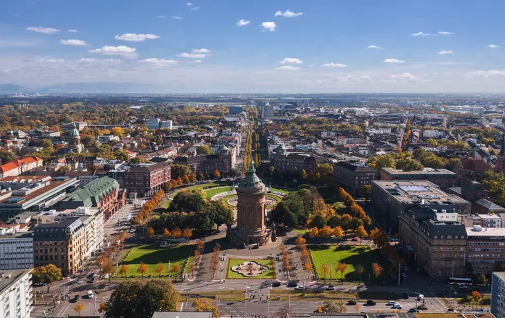 © uslatar - stock.adobe.com - Friedrichsplatz mit dem Mannheimer Wasserturm im Vordergrund