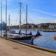 Panorama des Hafens von Kiel an einem sonnigen Tag