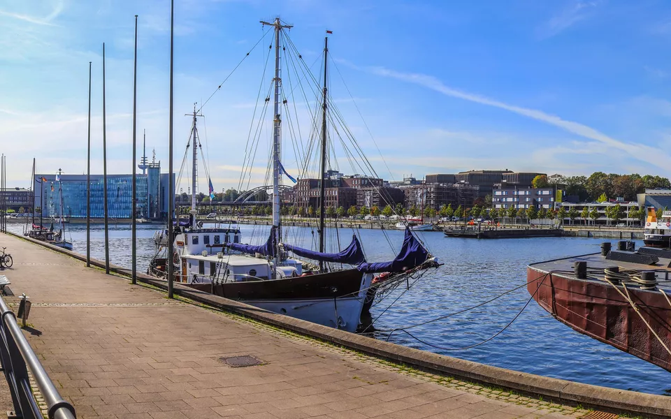 Panorama des Hafens von Kiel an einem sonnigen Tag - © Michael - stock.adobe.com