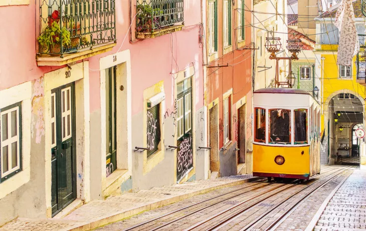 © Marcin Krzyzak - Fotolia - Traditionelle gelbe Straßenbahn auf einer Straße in Lissabon