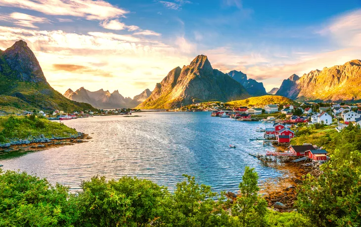 Reine in den Lofoten - © Sina Ettmer - stock.adobe.com