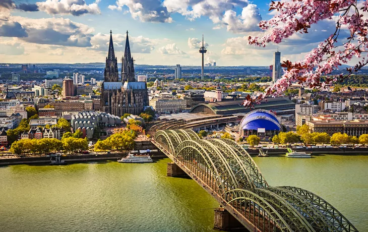 Vue aérienne de Cologne au printemps