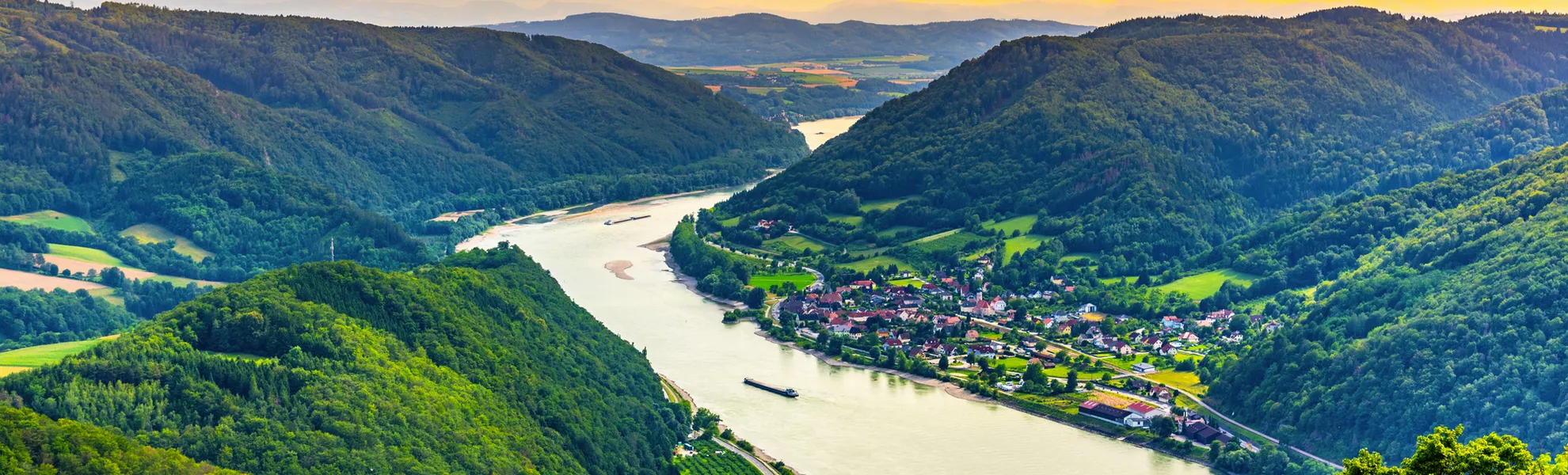 die Donau in der hügeligen Landschaft der Wachau, Österreich - © pyty - stock.adobe.com