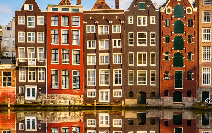 © sborisov - stock.adobe.com - traditionelle holländische Gebäude in Amsterdam