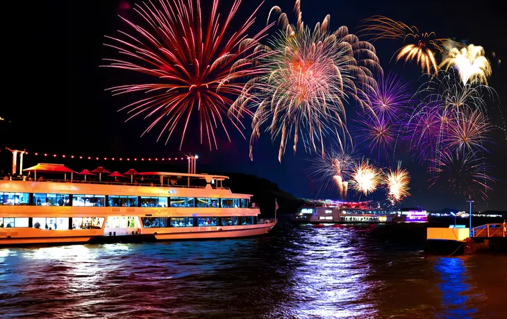 ©EKH-Pictures - stock.adobe.com - Feuerwerk über dem Rheintal: Rhein in Flammen