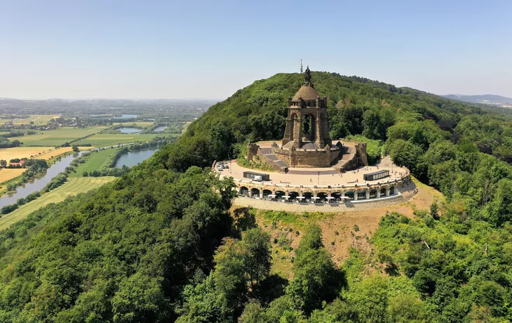 ©Jürgen Krüger - stock.adobe.com - Porta Westfalica mit Kaiser-Wilhelm-Denkmal