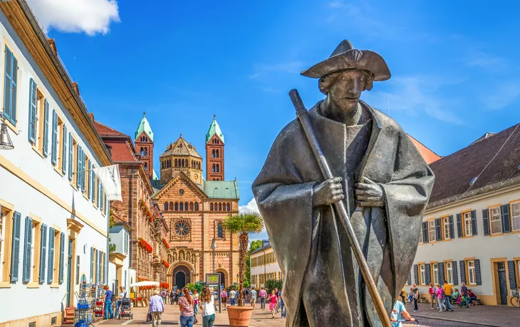 © Sina Ettmer - stock.adobe.com - Statue de pèlerin et cathédrale de Spire