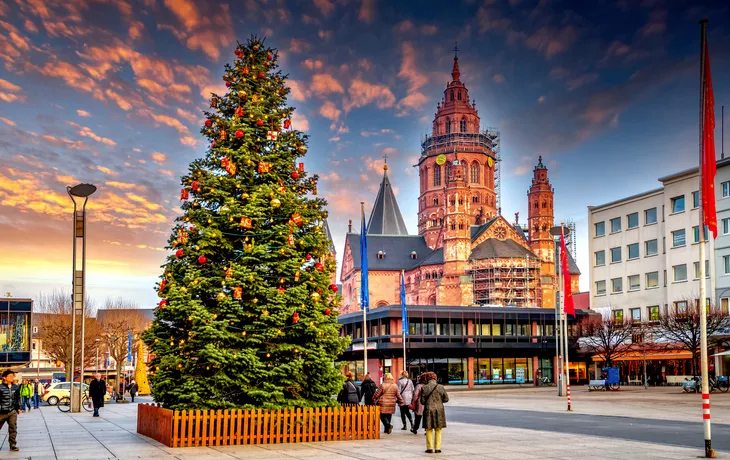 © Sina Ettmer - stock.adobe.com - Domplatz in Mainz mit Weihnachtsmarkt, Deutschland 