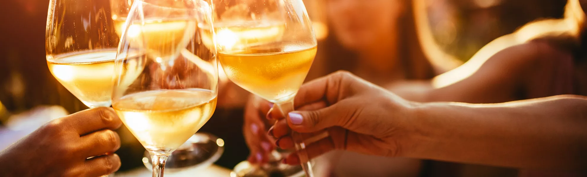Menschen, die auf der Sommerterrasse eines Cafés mit Weingläsern anstoßen  - © minastefanovic - stock.adobe.com