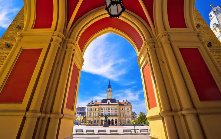 ©xbrchx - stock.adobe.com - Freiheitsquadrat in Novi Sad-Bögen und in der Architekturansicht