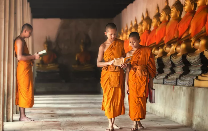 © santiphoto - stock.adobe.com - Junge buddhistische Mönche