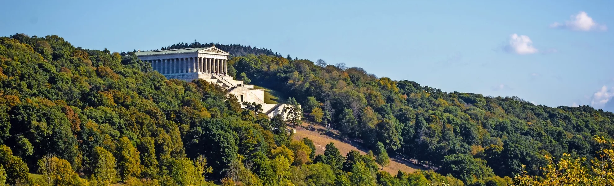Blick auf die Walhalla und die Donau in Donaustauf bei Regensburg - © Visions-AD - stock.adobe.com