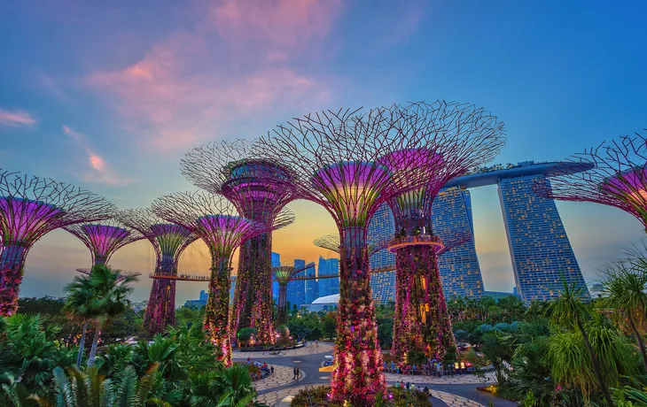 © Noppasinw - stock.adobe.com - Sonnenuntergang in Singapur