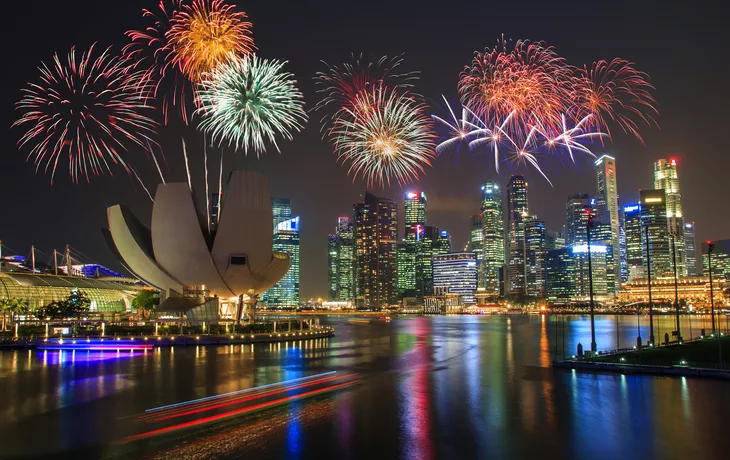 © Photography by THEERAPOL - Feuerwerk über Marina Bay in Singapur