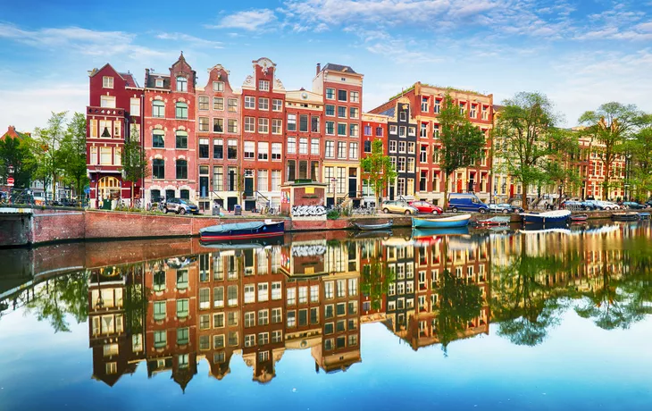 © TTstudio - stock.adobe.com - traditionelle holländische Häuser an den Kanälen in Amsterdam