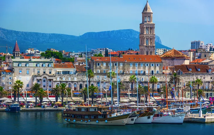 Blick auf die Altstadt und den Diokletianpalastvom von Split vom Meer aus - © dreamer4787 - stock.adobe.com