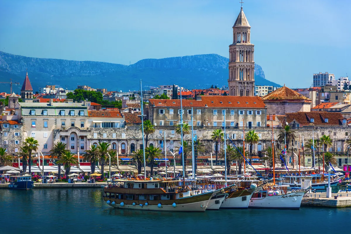 Blick auf die Altstadt und den Diokletianpalastvom von Split vom Meer aus - © dreamer4787 - stock.adobe.com