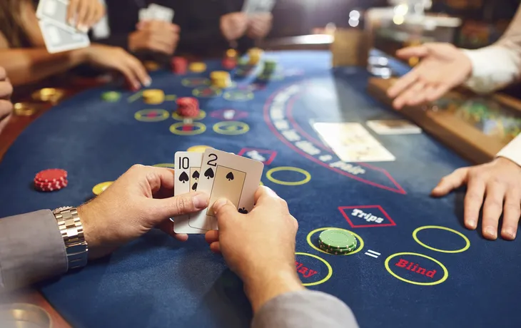 © Studio Romantic - stock.adobe.com - Pokerabend an Bord