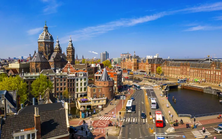 © Aerial Film Studio - stock.adobe.com - Panorama-Luftaufnahme von Amsterdam an einem Sommertag, Niederlande